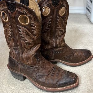 Mens Ariat western boots. Size 9.5D. Dark brown leather with gold stitching.